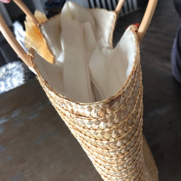 Women's Straw Handbag With Flower Detail - Picture 5 of 7